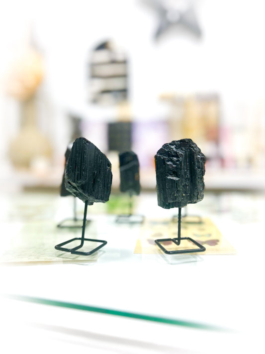 Turmalina en bruto con soporte