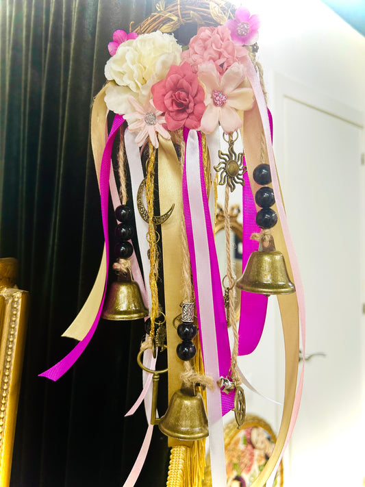 Corona de amuletos