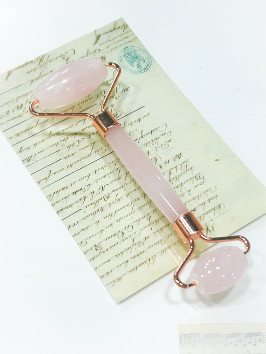 RODILLO DE MASAJE FACIAL DE CUARZO ROSA