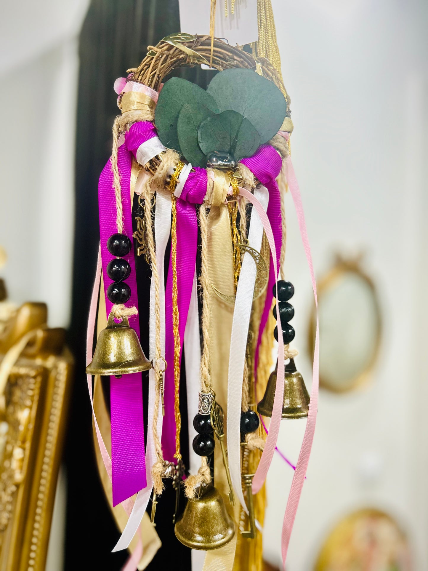 Corona de amuletos